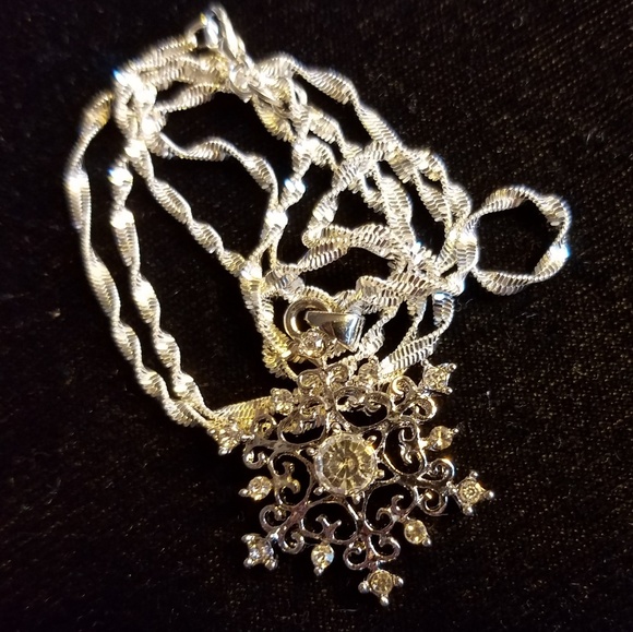 LAST ONE!White topaz & sterling snowflake necklace - Picture 3 of 7